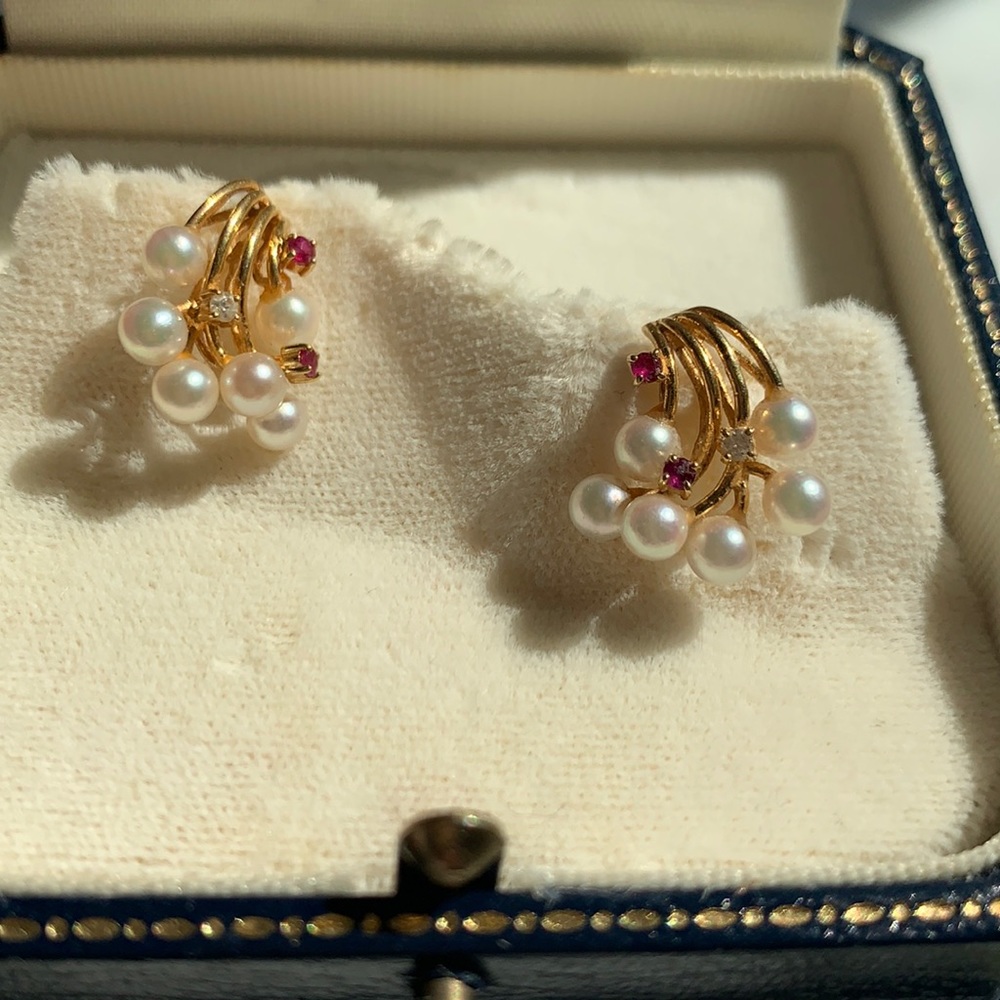 18 kt Gold Pearl earrings with Ruby and Diamonds. Very pretty!